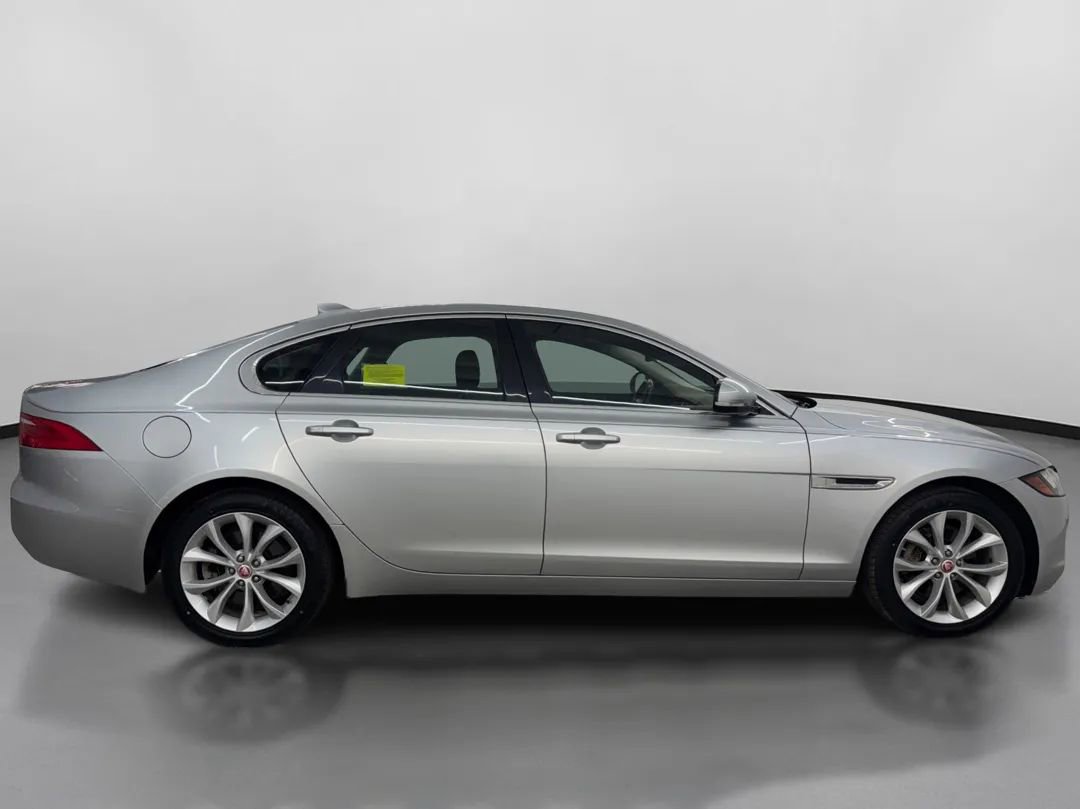 Used 2018 Jaguar XF Premium image 11