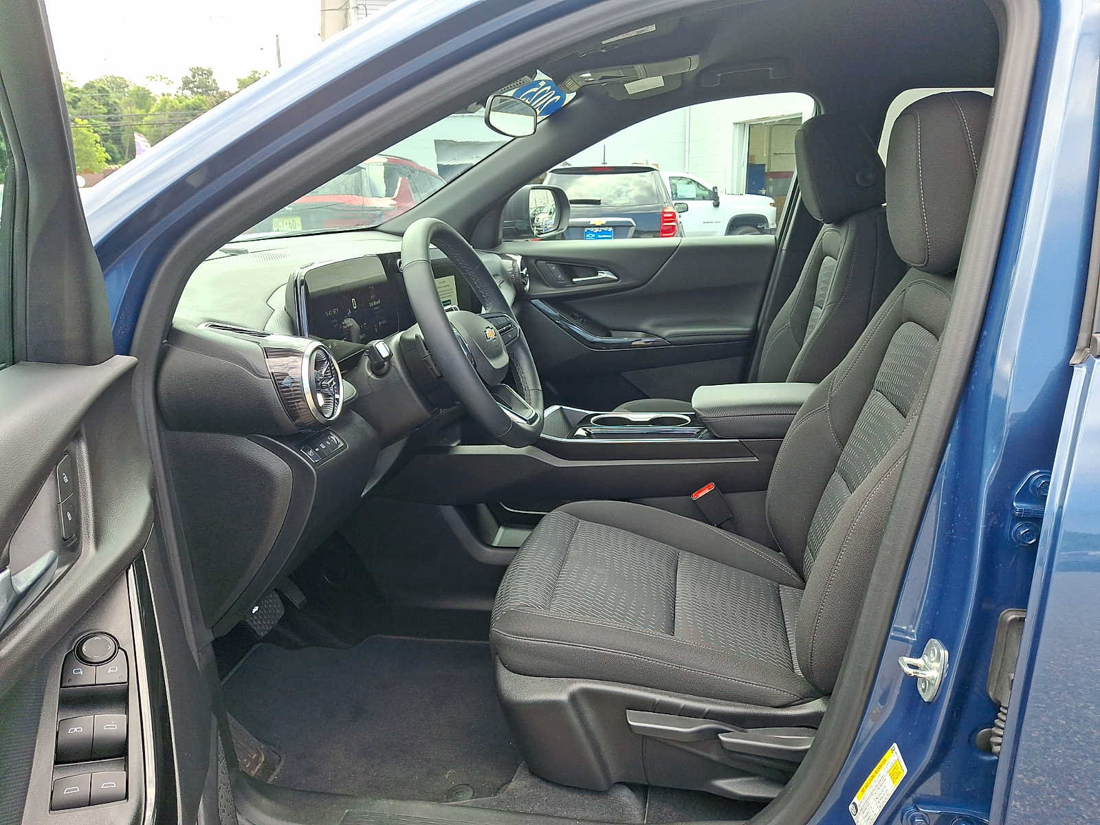Used 2025 Chevrolet Equinox LT AWD/4WD image 13