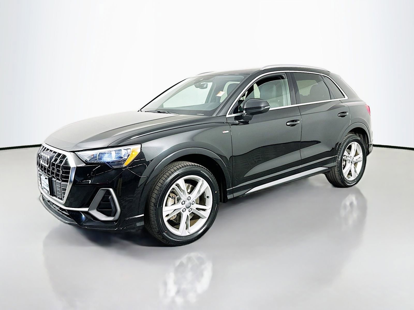 Used 2020 Audi Q3 2.0T Premium w/ Convenience Package AWD/4WD image 5