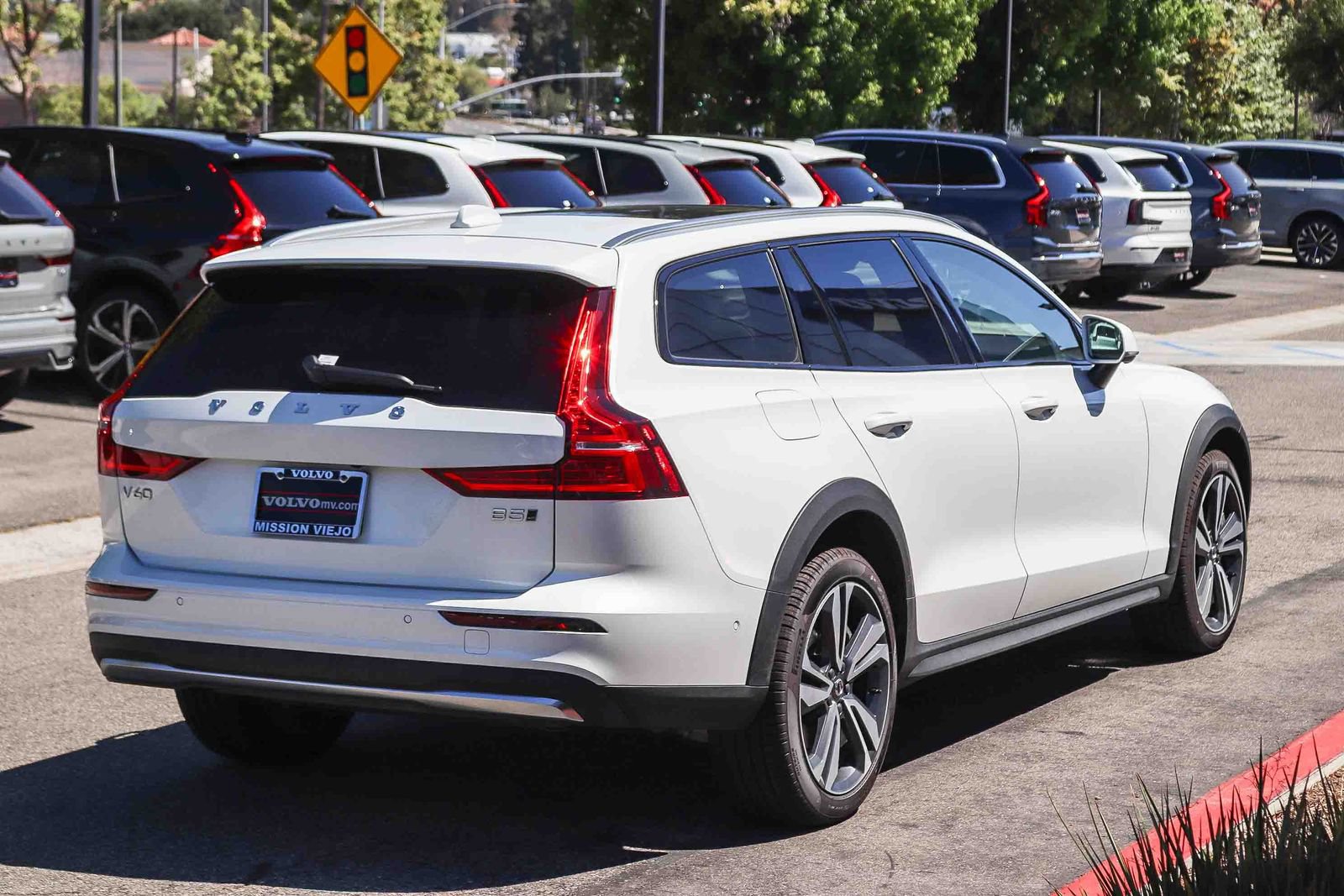 New 2026 Volvo V60 B5 Cross Country Plus w/ Climate Package AWD/4WD image 6