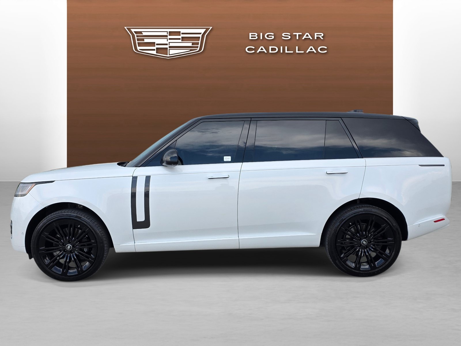 Used 2025 Land Rover Range Rover Long Wheelbase SE AWD/4WD image 2
