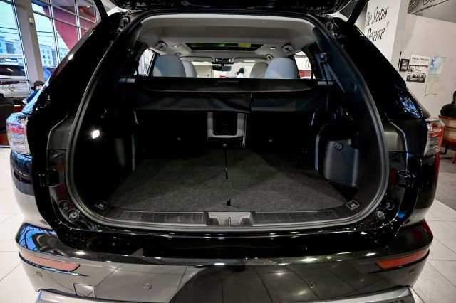 Used 2025 Mitsubishi Outlander AWD image 22