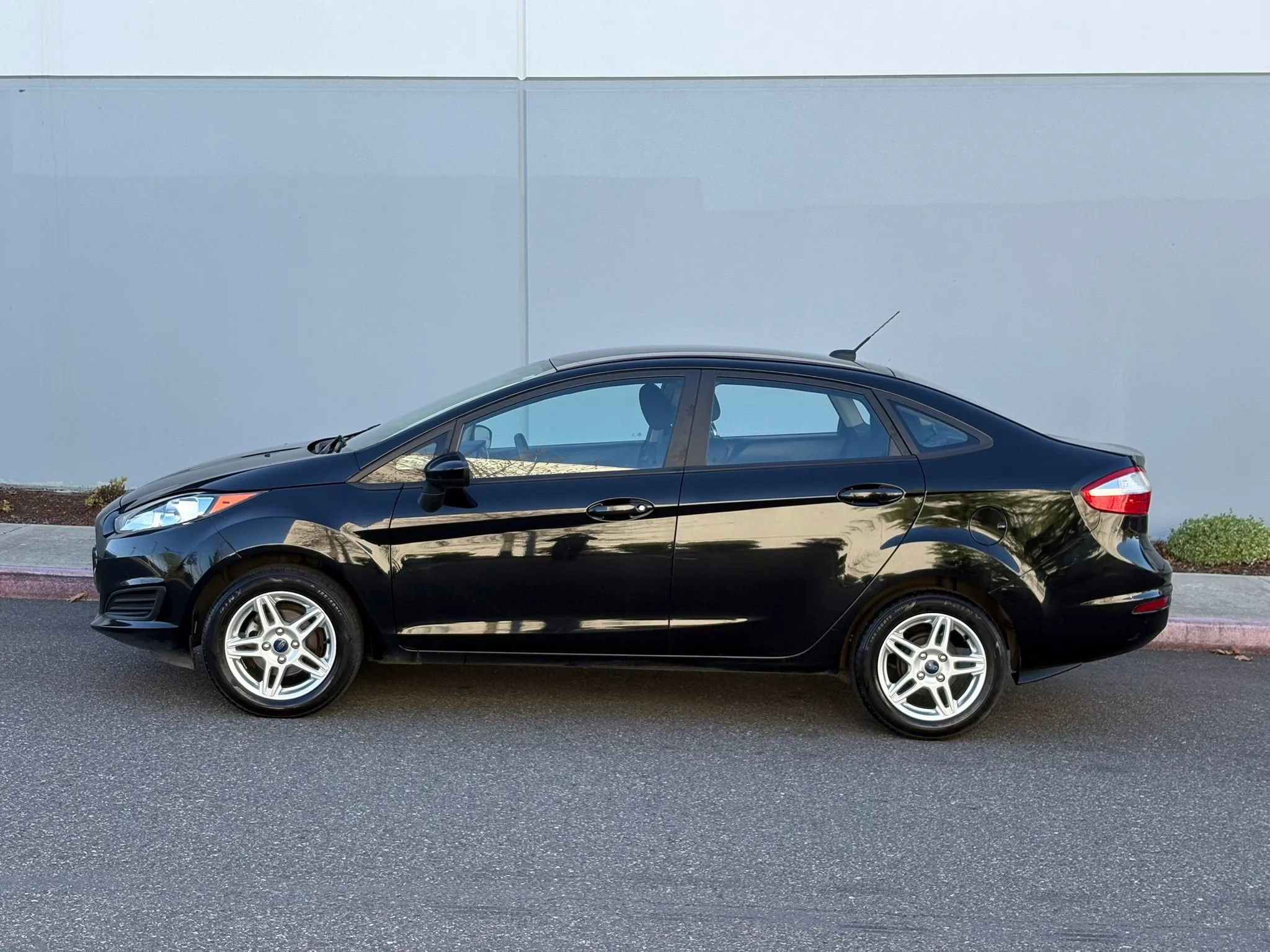 Used 2019 Ford Fiesta SE image 2