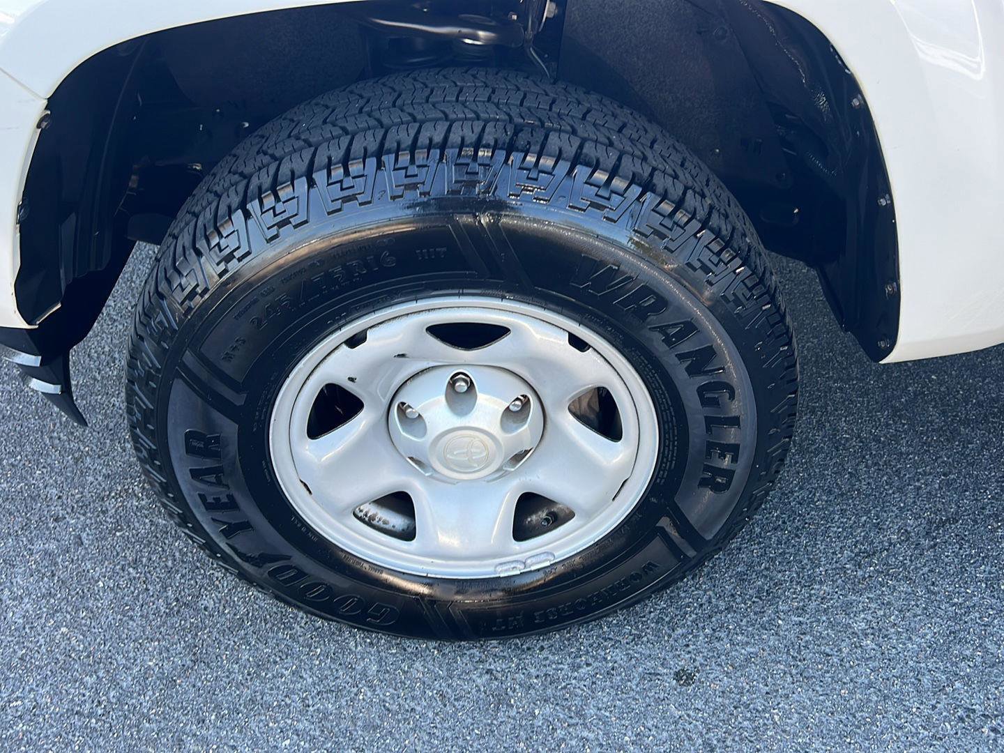 Used 2016 Toyota Tacoma SR image 33