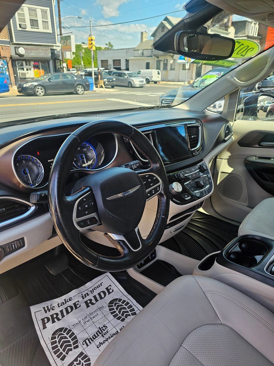 Used 2017 Chrysler Pacifica Touring-L Plus w/ Advanced Safetytec Group FWD image 11