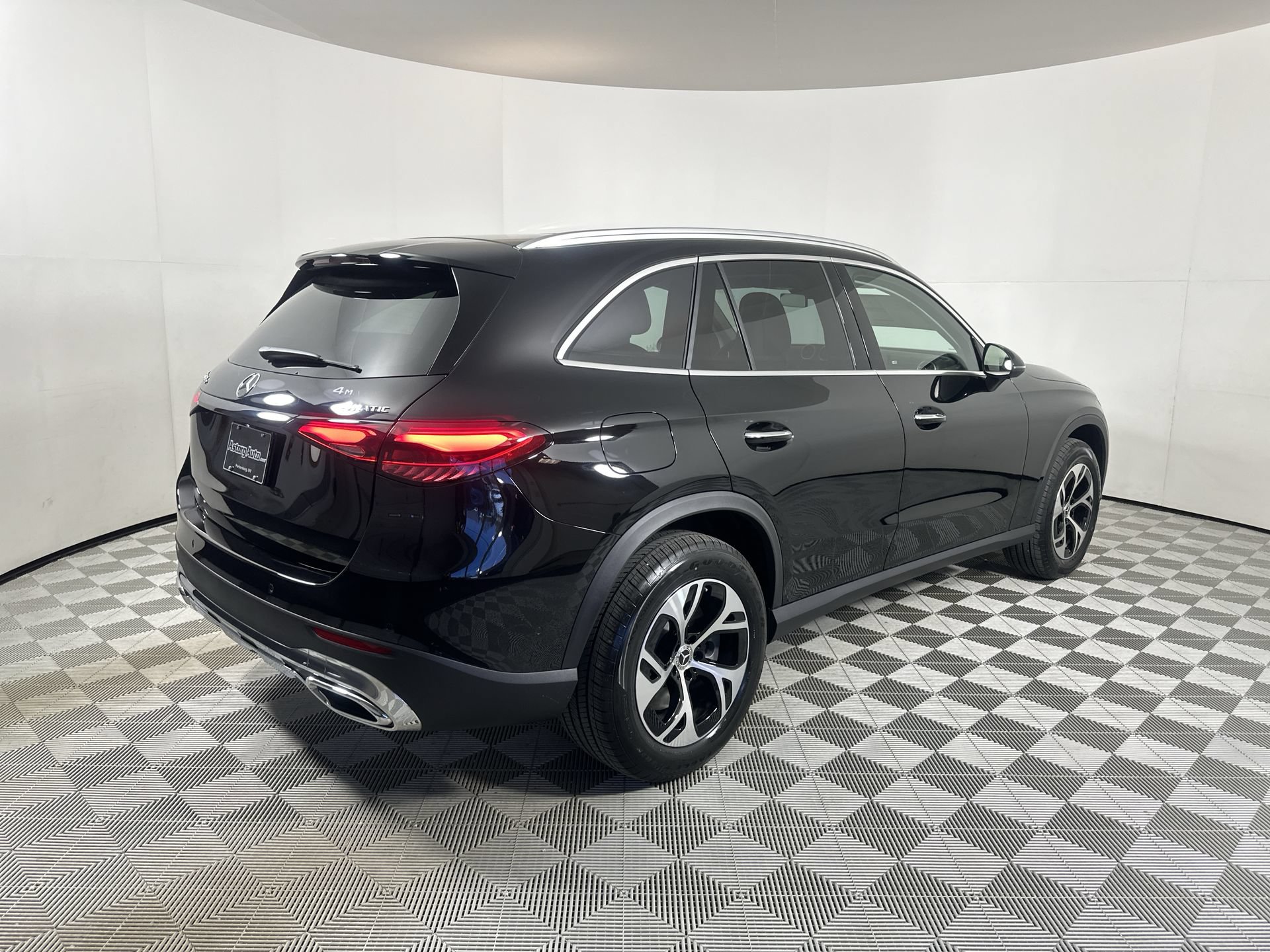 Used 2025 Mercedes-Benz GLC 350e 4MATIC image 8