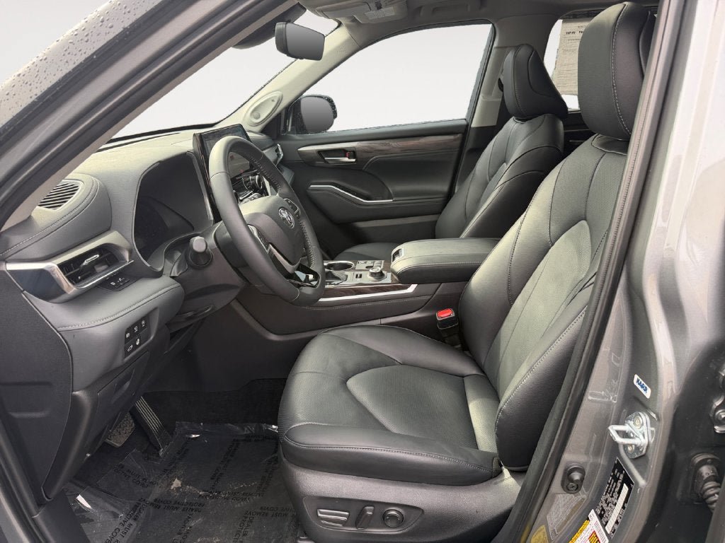 Used 2025 Toyota Highlander Limited AWD/4WD image 6