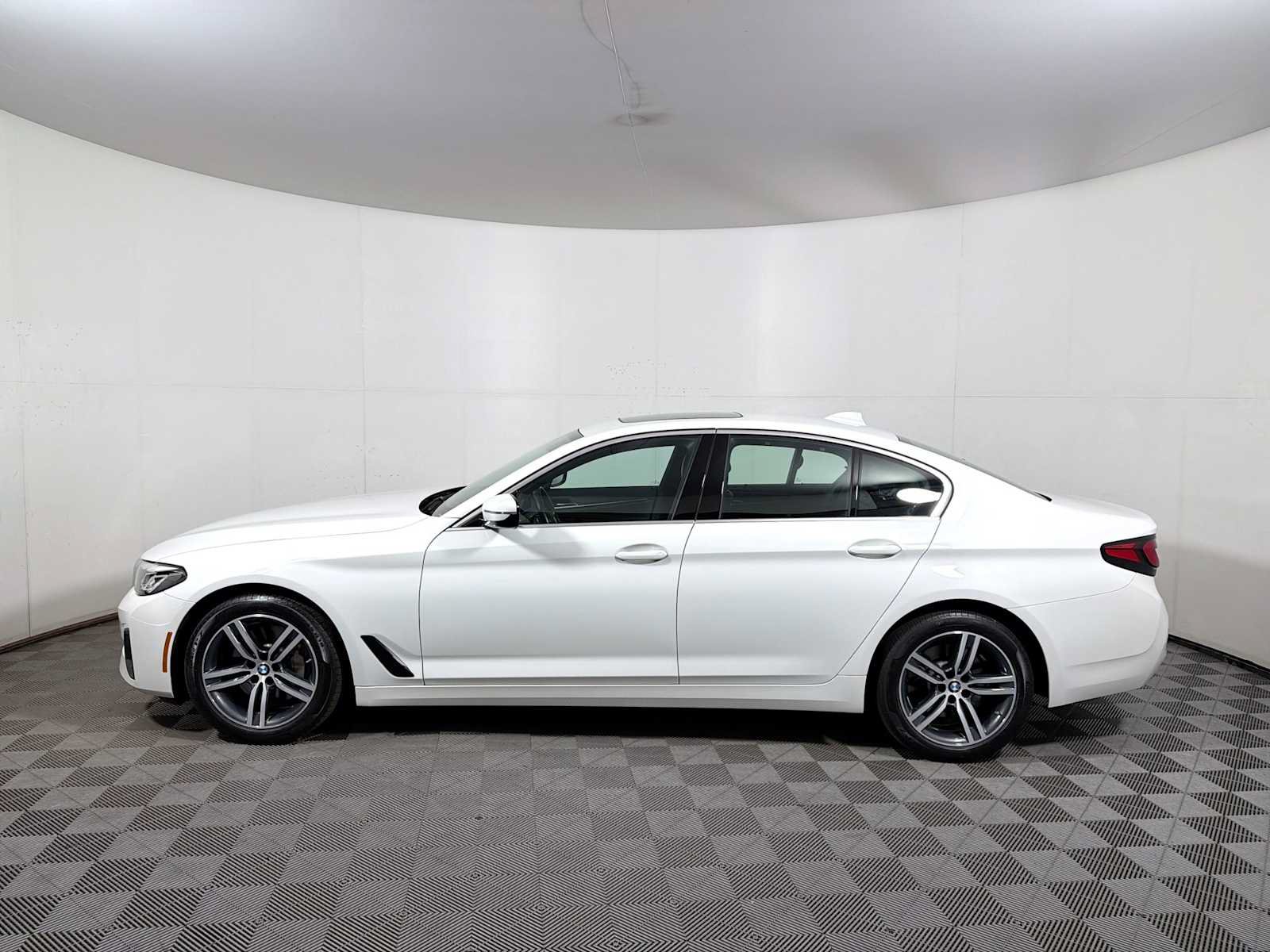 Used 2023 BMW 530i xDrive w/ Premium Package AWD/4WD image 4