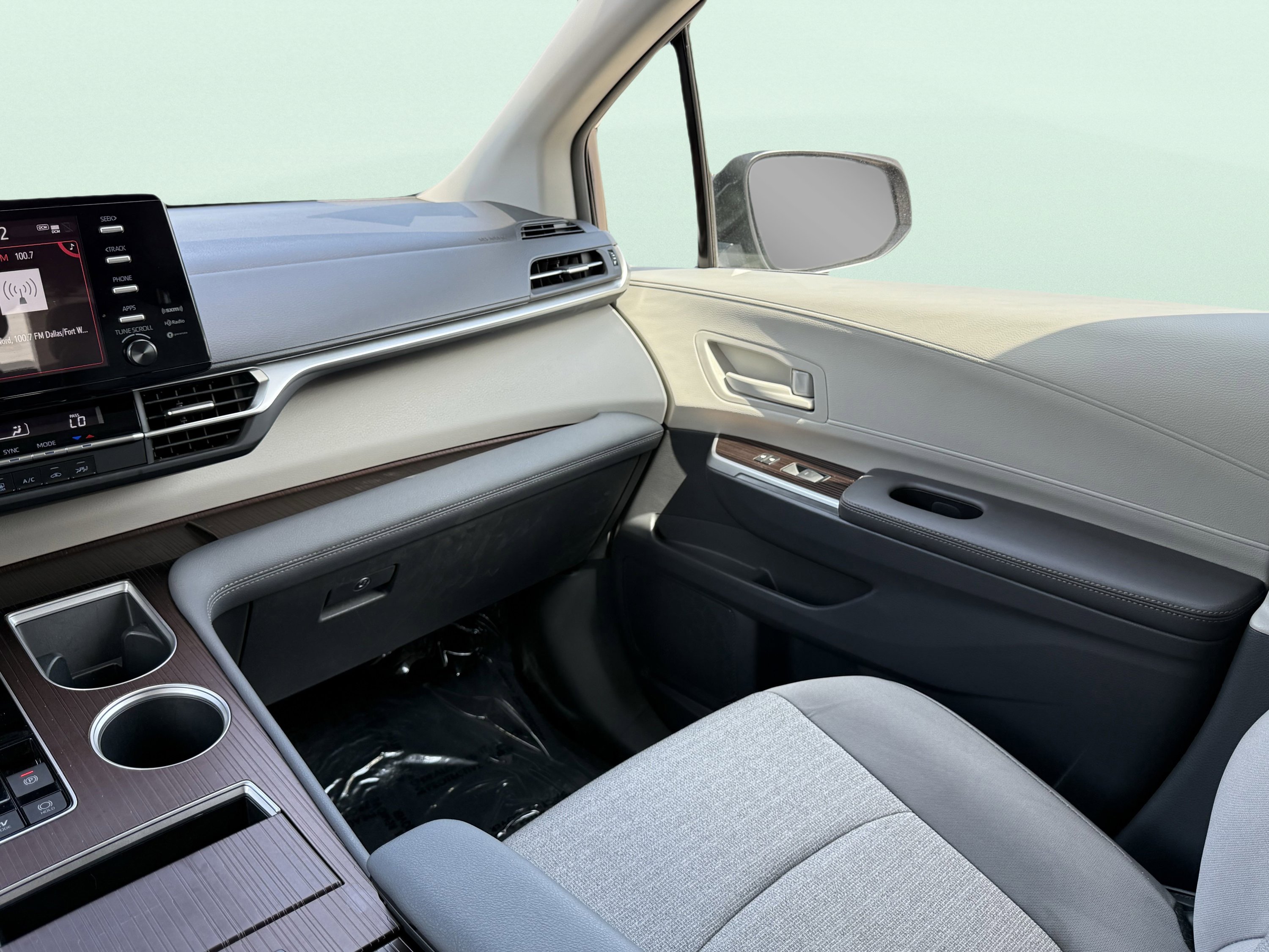 Used 2024 Toyota Sienna LE image 60