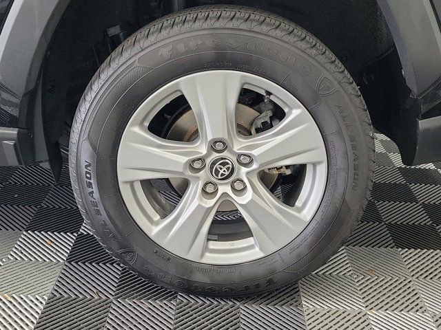 Used 2021 Toyota RAV4 XLE FWD image 10