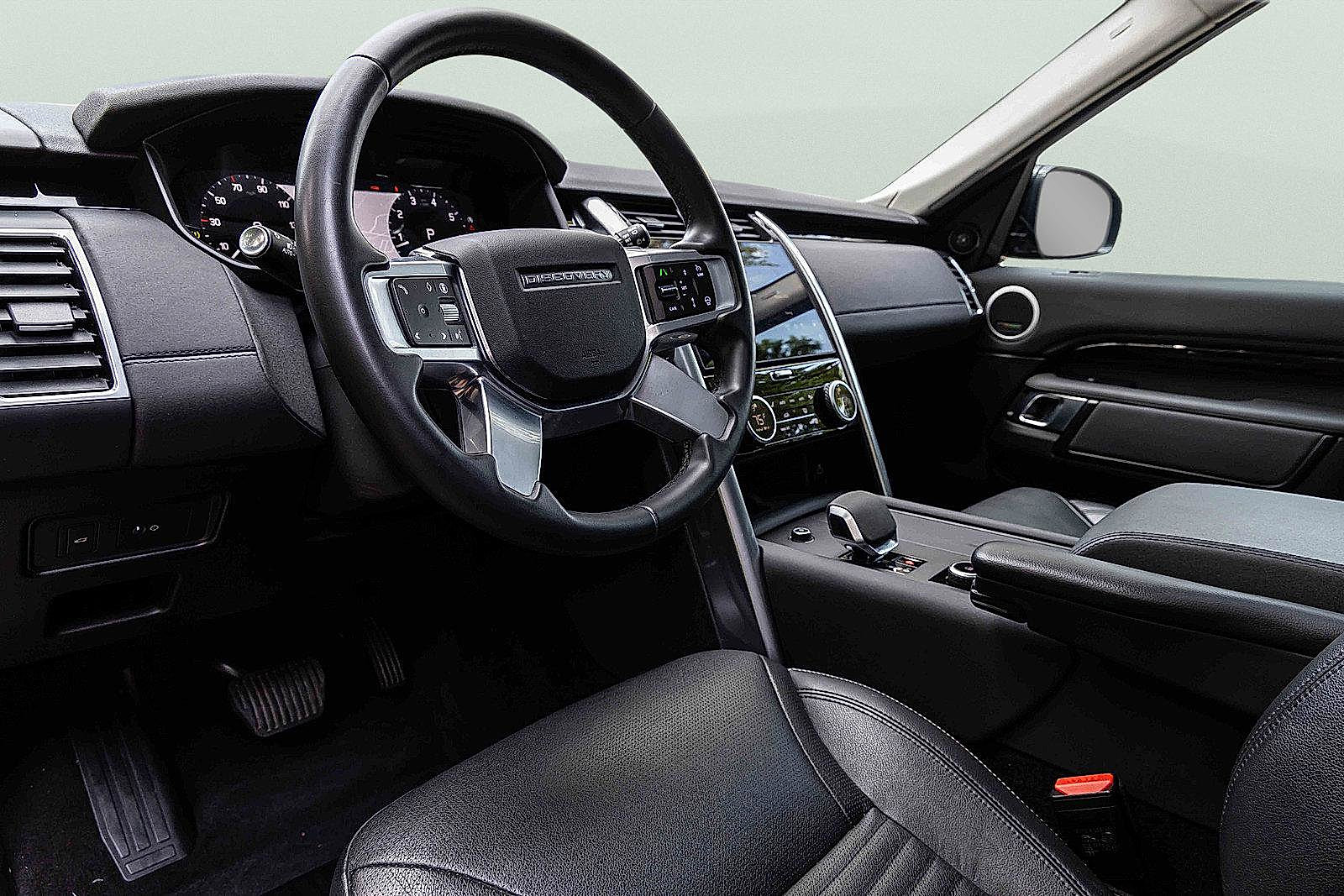 Used 2024 Land Rover Discovery S image 8