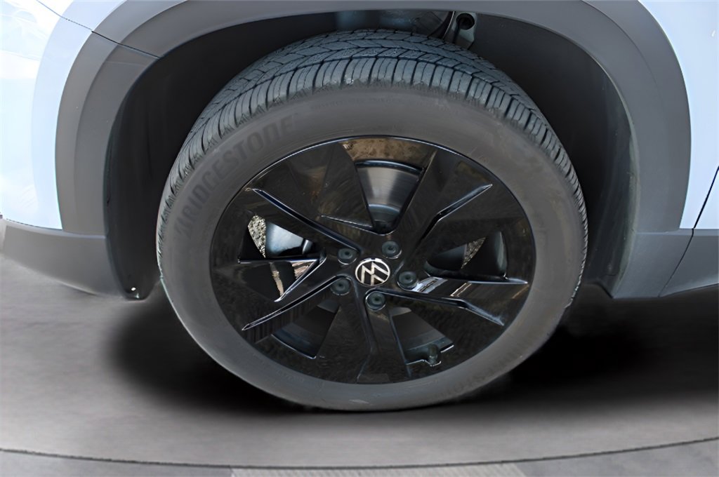 Used 2025 Volkswagen Taos SE image 8