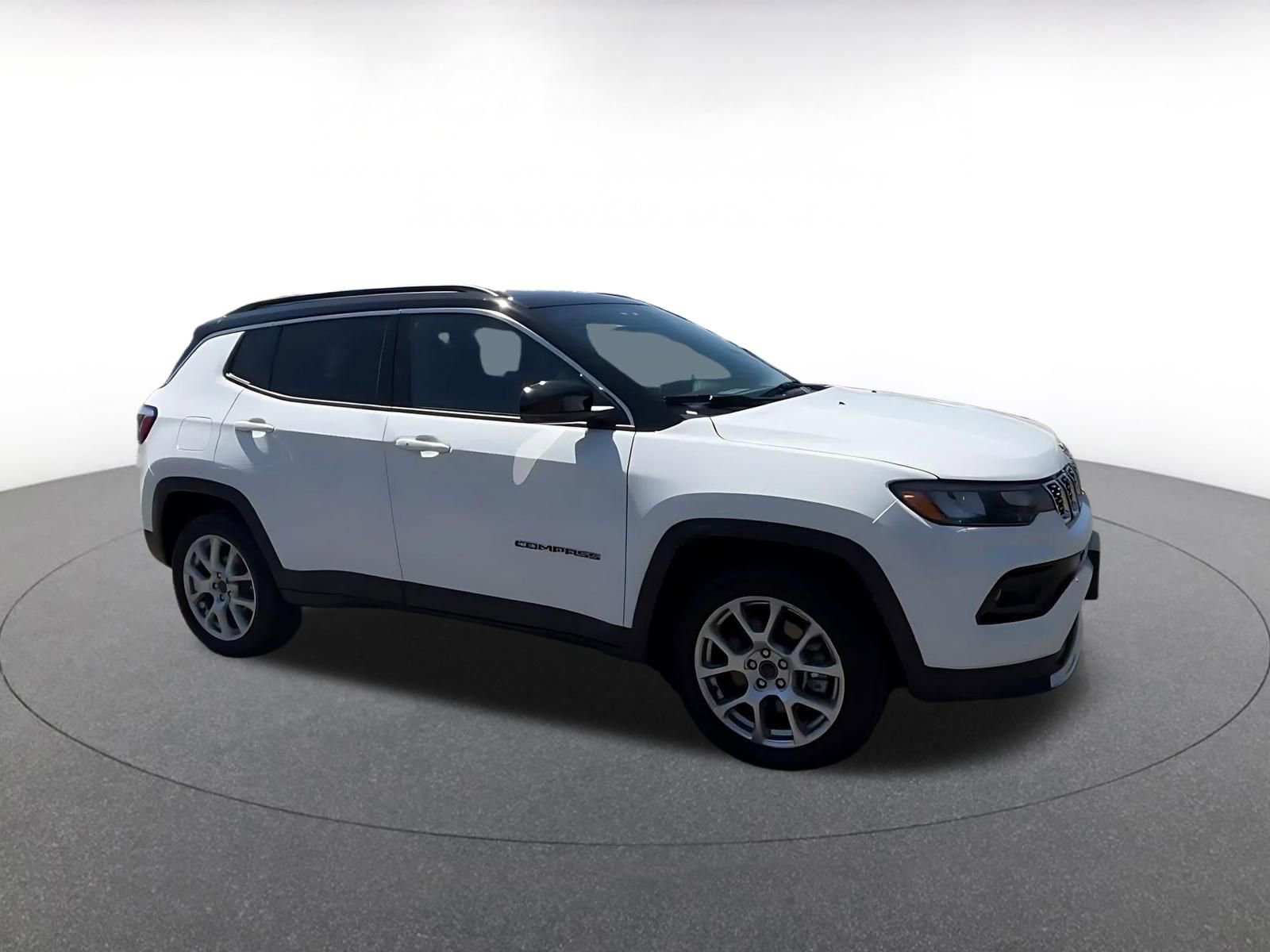 Used 2025 Jeep Compass Limited AWD/4WD image 2