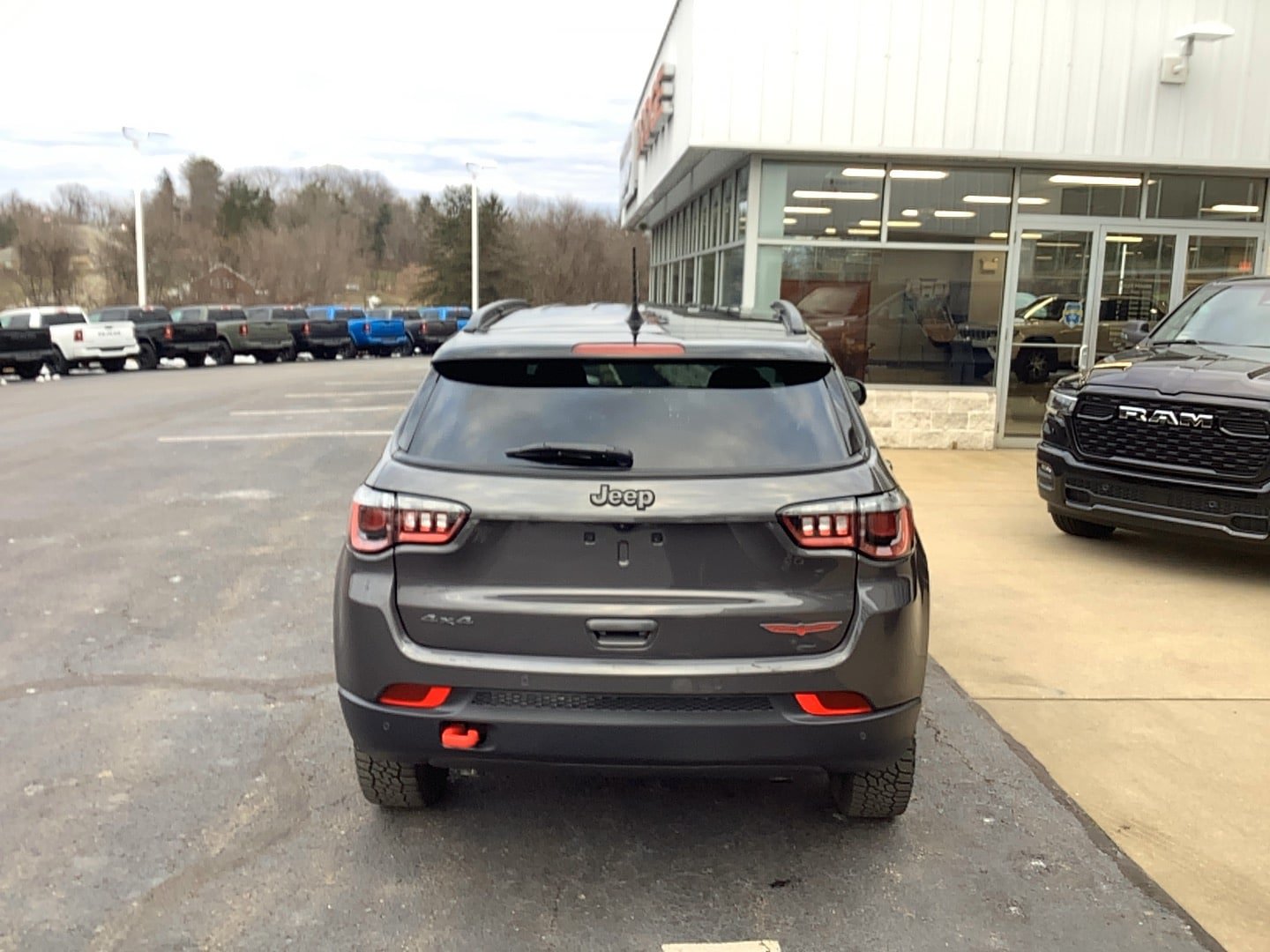 Used 2024 Jeep Compass Trailhawk w/ Trailhawk Convenience Group AWD/4WD image 5