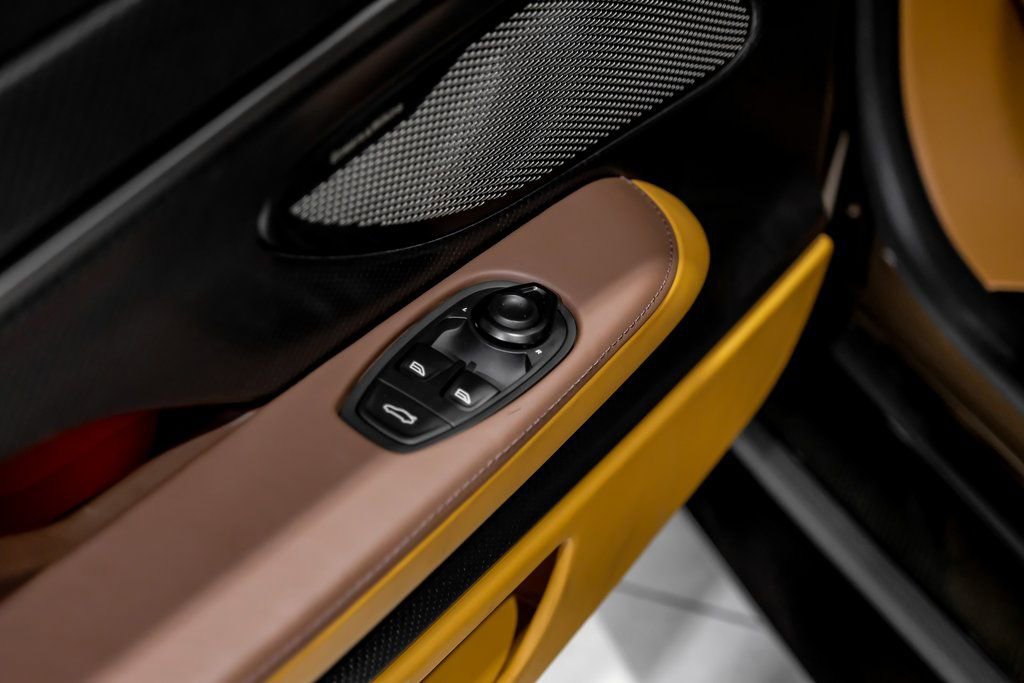 Used 2025 Aston Martin Vanquish RWD image 30