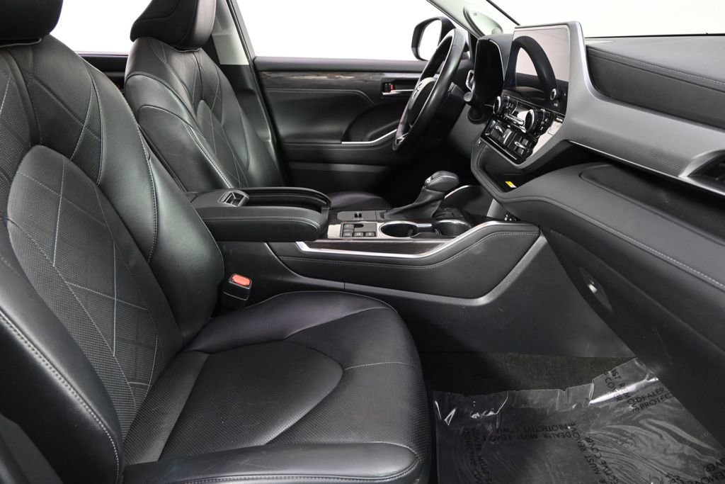 Used 2023 Toyota Highlander Platinum image 16