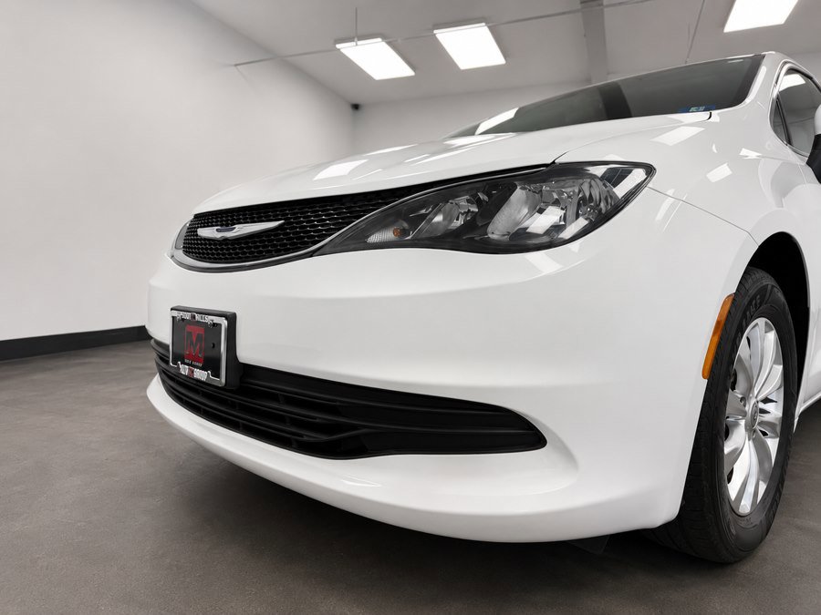 Used 2017 Chrysler Pacifica Touring w/ Tire & Wheel Group FWD image 14