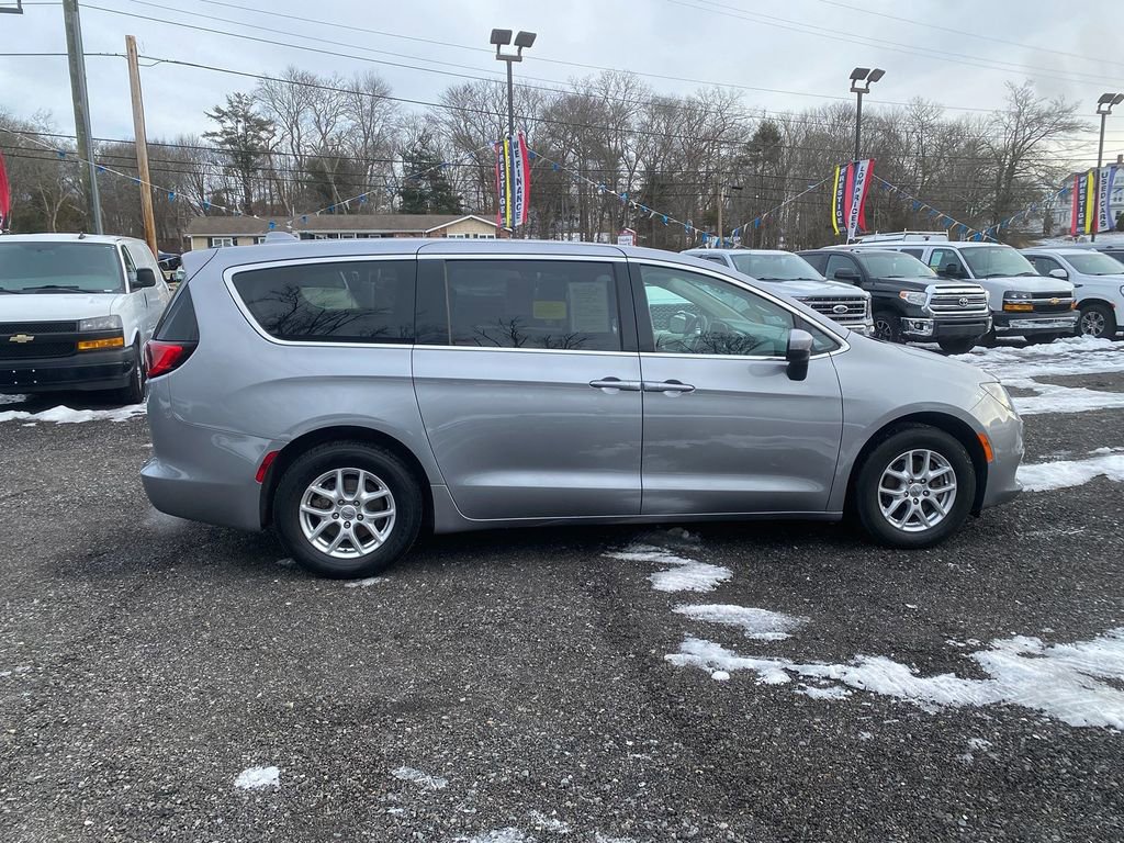 Used 2020 Chrysler Voyager LX image 4