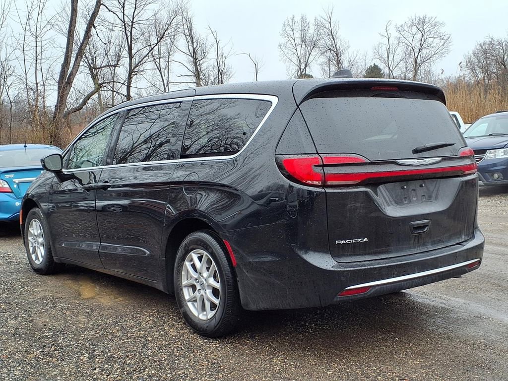 Used 2024 Chrysler Pacifica Touring-L image 7