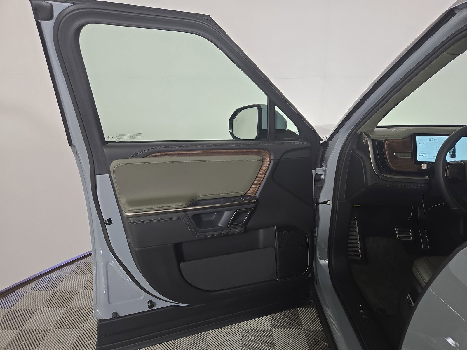 Used 2024 Rivian R1S Adventure image 16