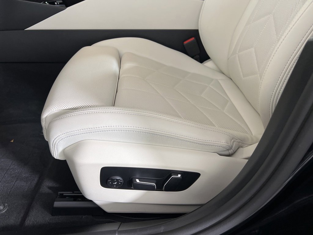 Used 2025 BMW 530i xDrive 530i xDrive w/ Premium Package image 11