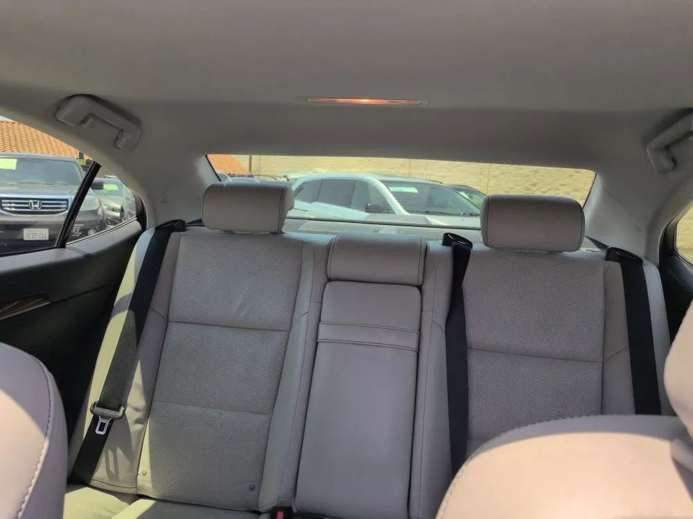 Used 2015 Lexus ES 300h image 32