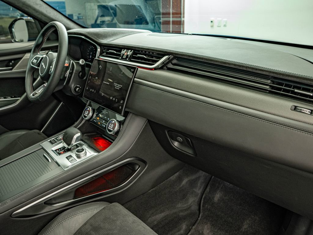 Used 2022 Jaguar F-PACE SVR image 36