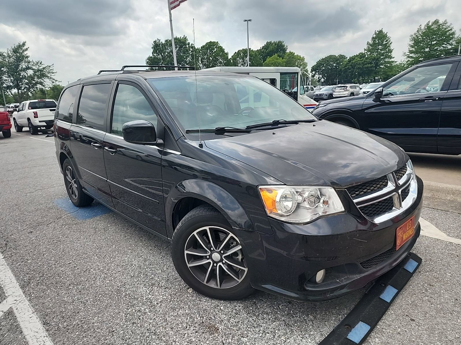 Used 2017 Dodge Grand Caravan SXT FWD image 3