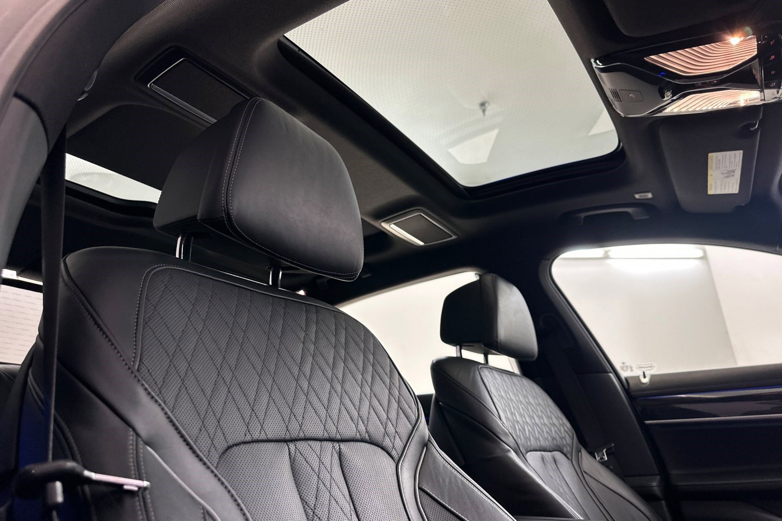 Used 2022 BMW 750i xDrive w/ Executive Package image 27