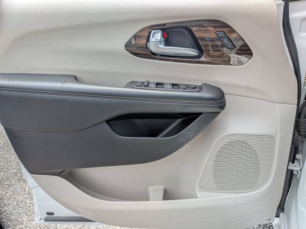 Used 2023 Chrysler Pacifica Limited FWD image 36