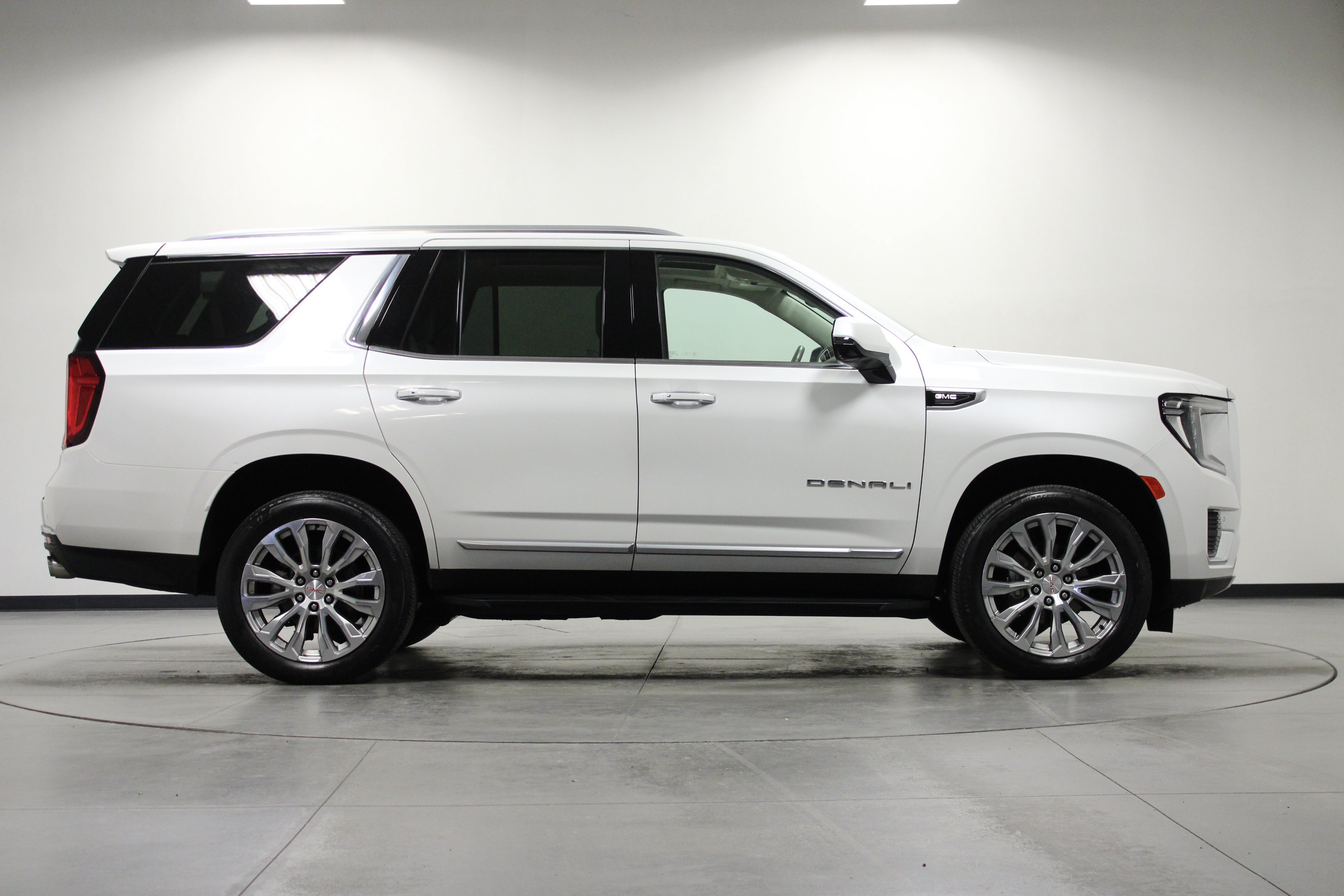 Used 2024 GMC Yukon Denali AWD/4WD image 3