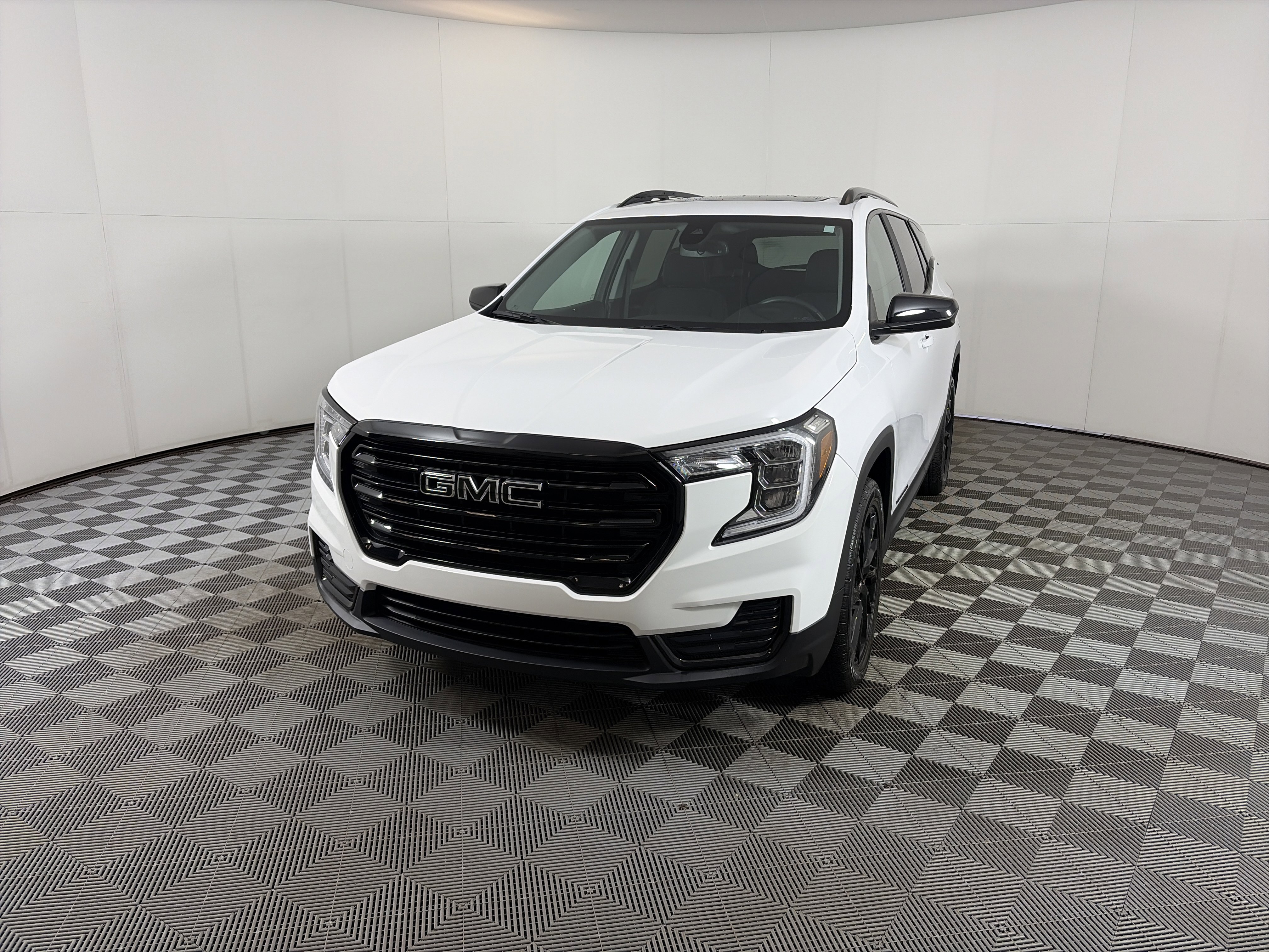 Used 2023 GMC Terrain SLE w/ Driver Convenience Package image 3