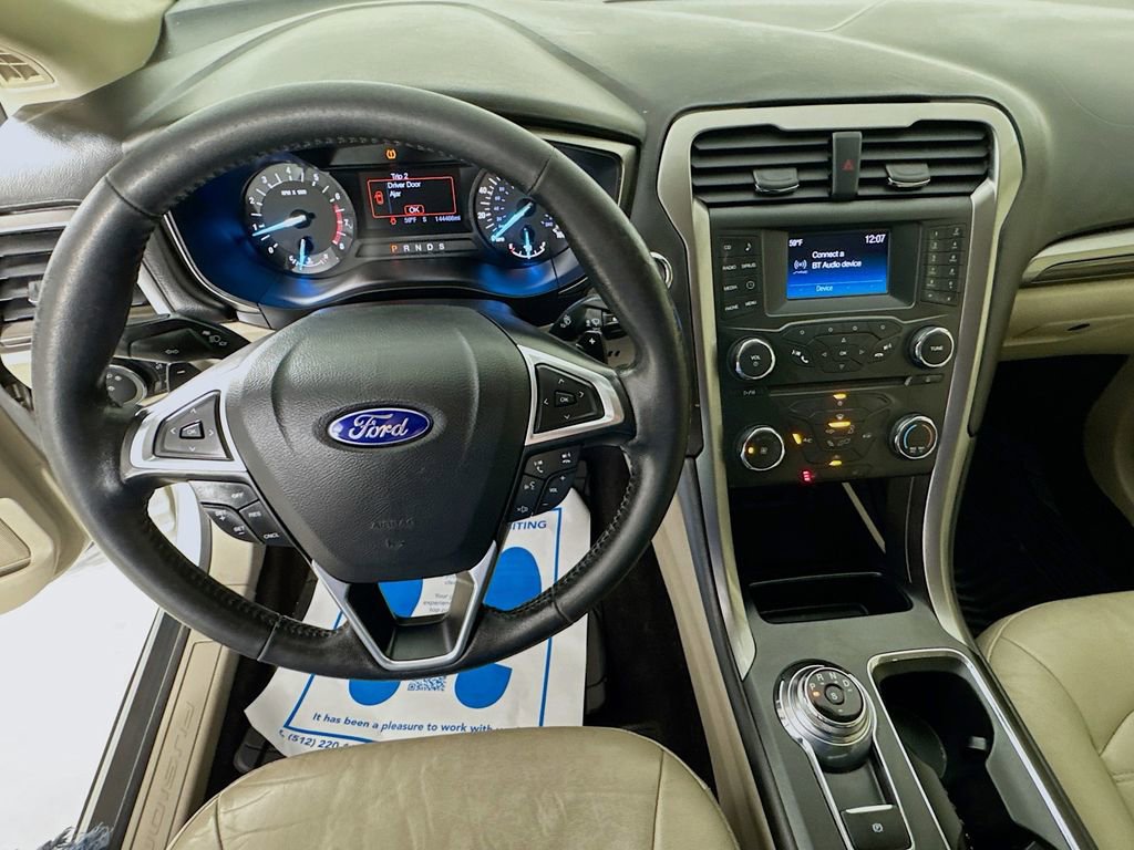 Used 2017 Ford Fusion SE FWD image 12
