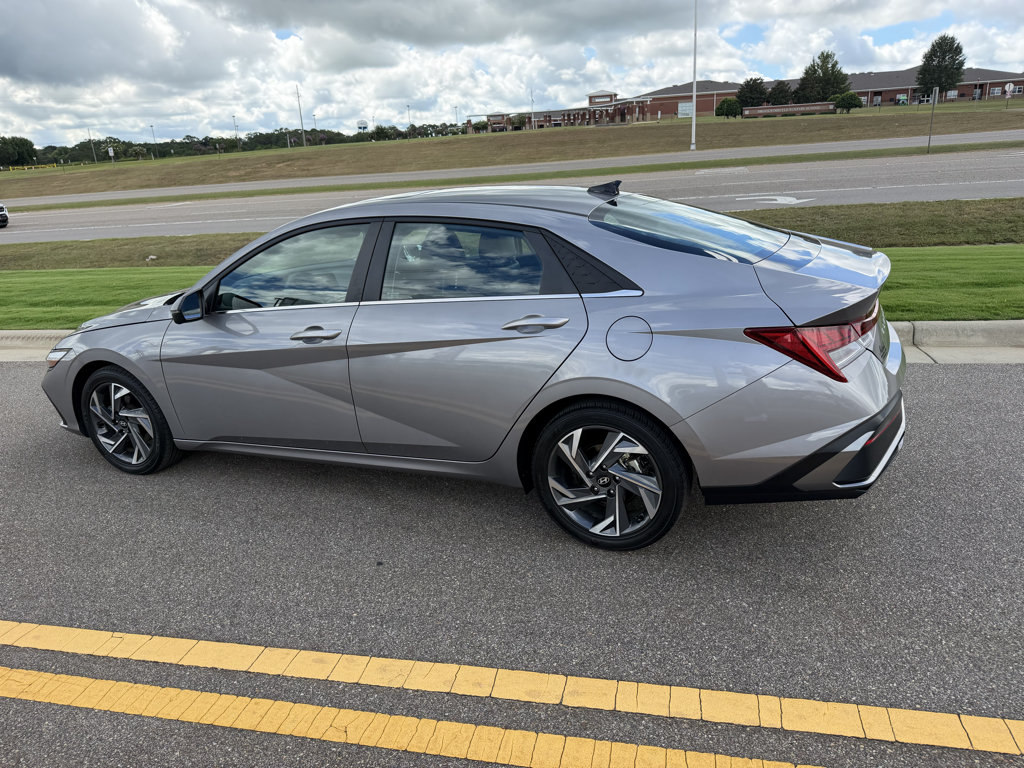 Used 2024 Hyundai Elantra Limited FWD image 10