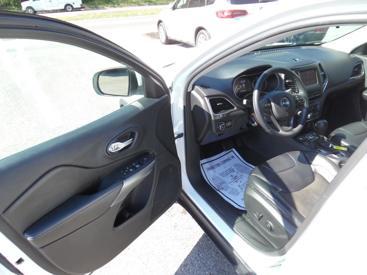 Used 2019 Jeep Cherokee Latitude Plus w/ Cold Weather Group AWD/4WD image 10