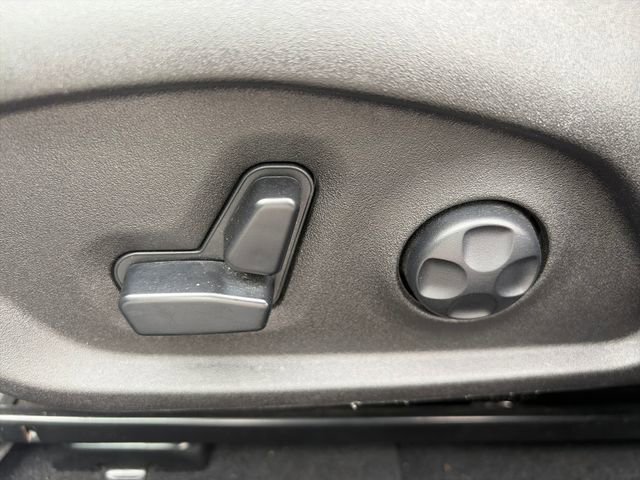 Used 2018 Jeep Renegade Latitude w/ Popular Equipment Group image 16