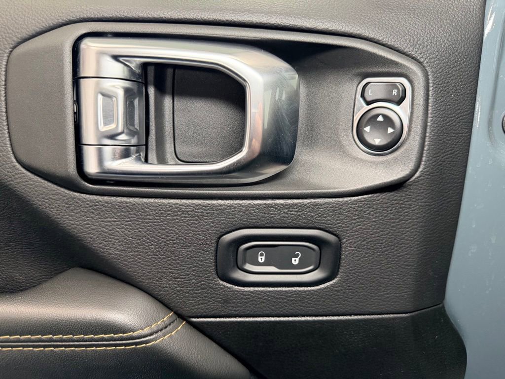 Used 2025 Jeep Wrangler Unlimited Sahara AWD/4WD image 17