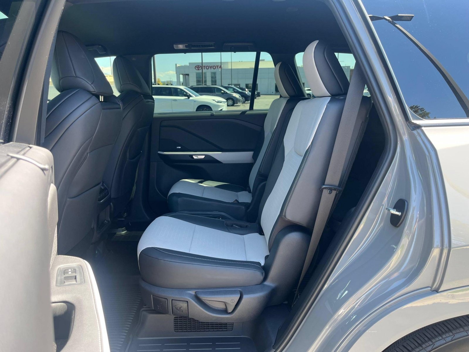 Used 2026 Lexus TX 500h AWD w/ Technology Package image 26