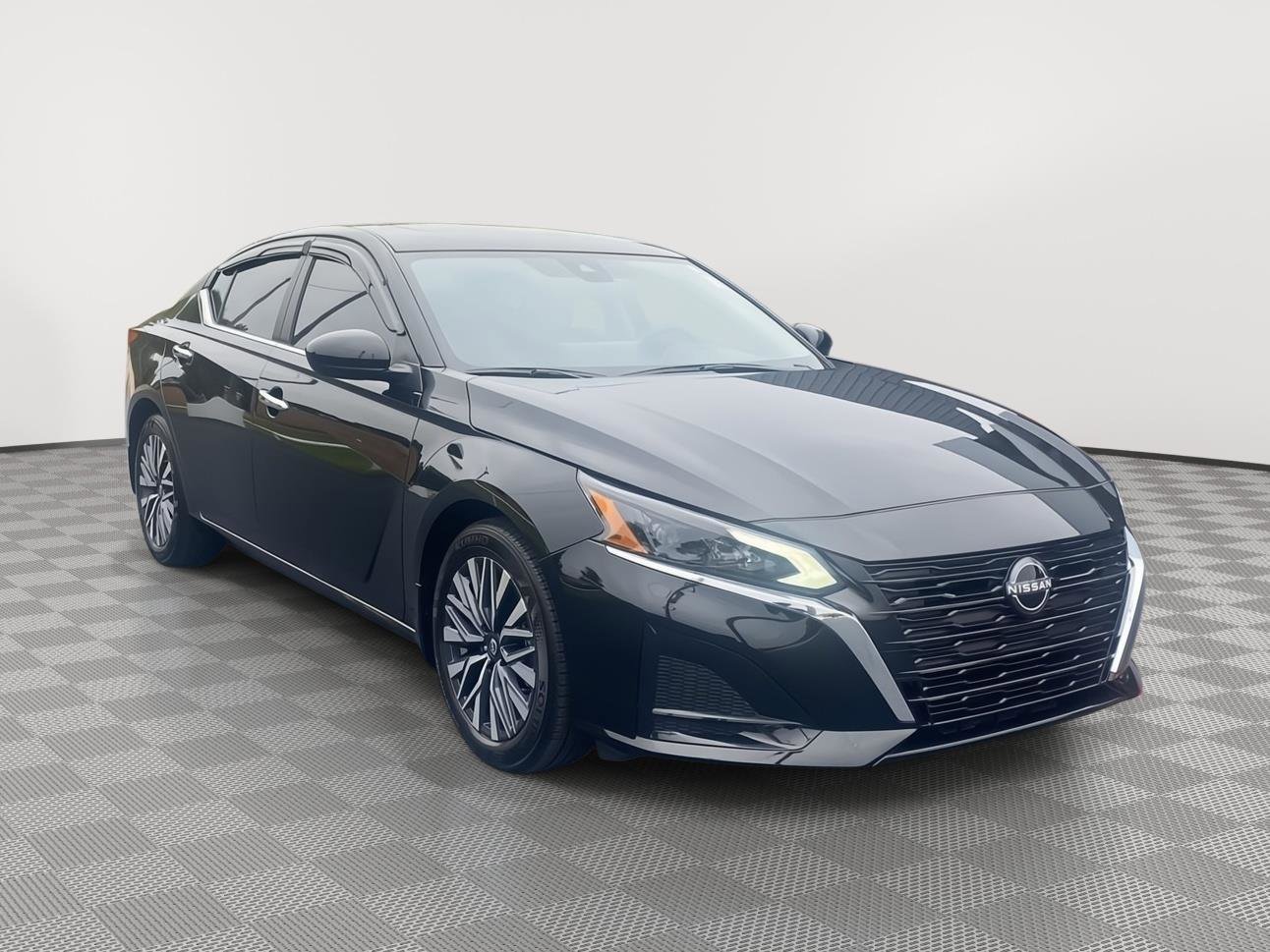 Used 2024 Nissan Altima 2.5 SV w/ SV Premium Package FWD image 3