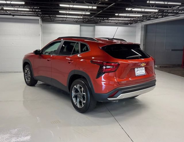 Used 2024 Chevrolet Trax LT w/ LT Convenience Package FWD image 3