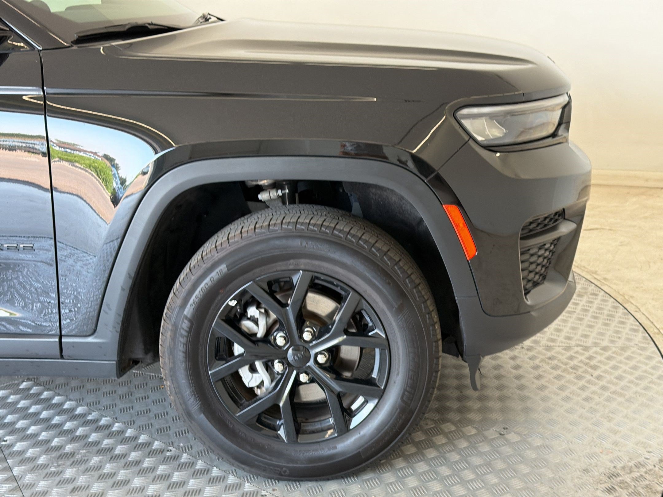 Used 2025 Jeep Grand Cherokee Altitude AWD/4WD image 13