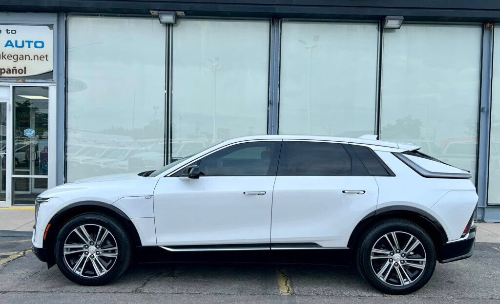 Used 2024 Cadillac Lyriq Luxury AWD/4WD image 2