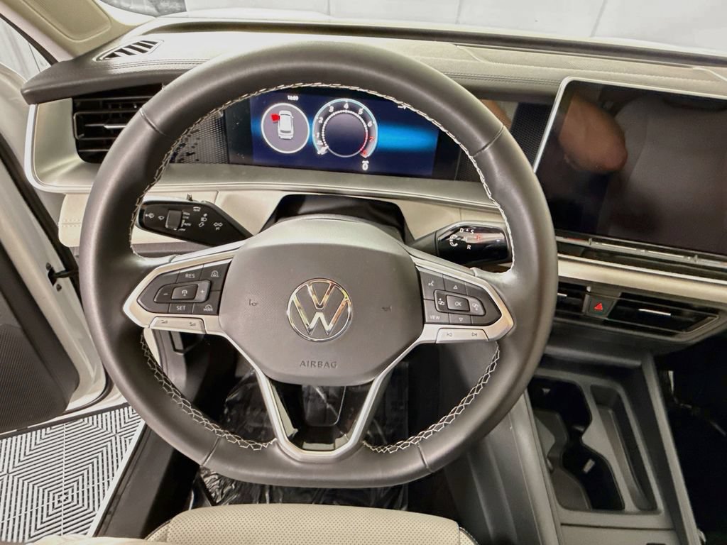 Used 2025 Volkswagen Tiguan SE AWD/4WD image 19