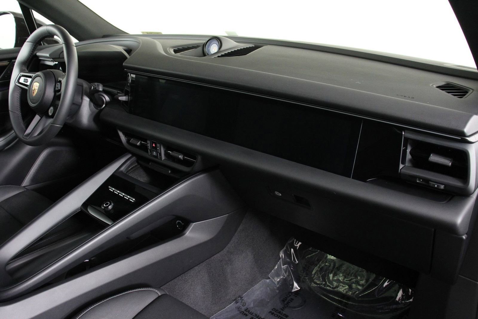 Certified 2025 Porsche Macan Electric RWD image 24