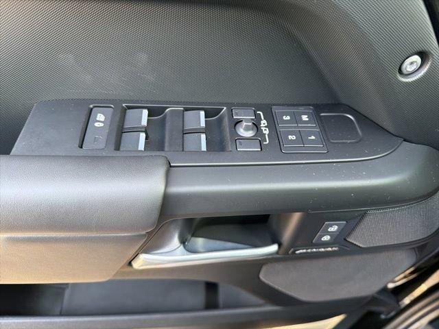 Used 2025 Land Rover Defender 110 SE AWD/4WD image 25