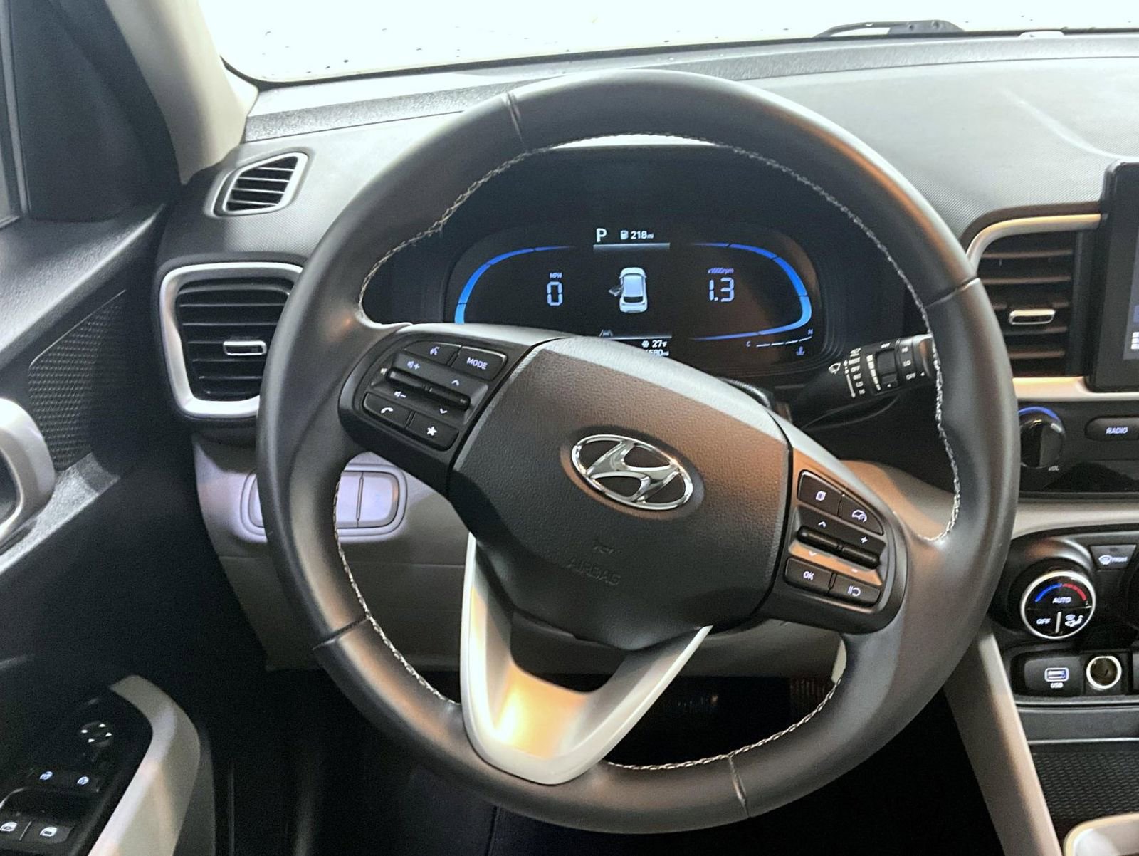 Used 2023 Hyundai Venue SEL image 12