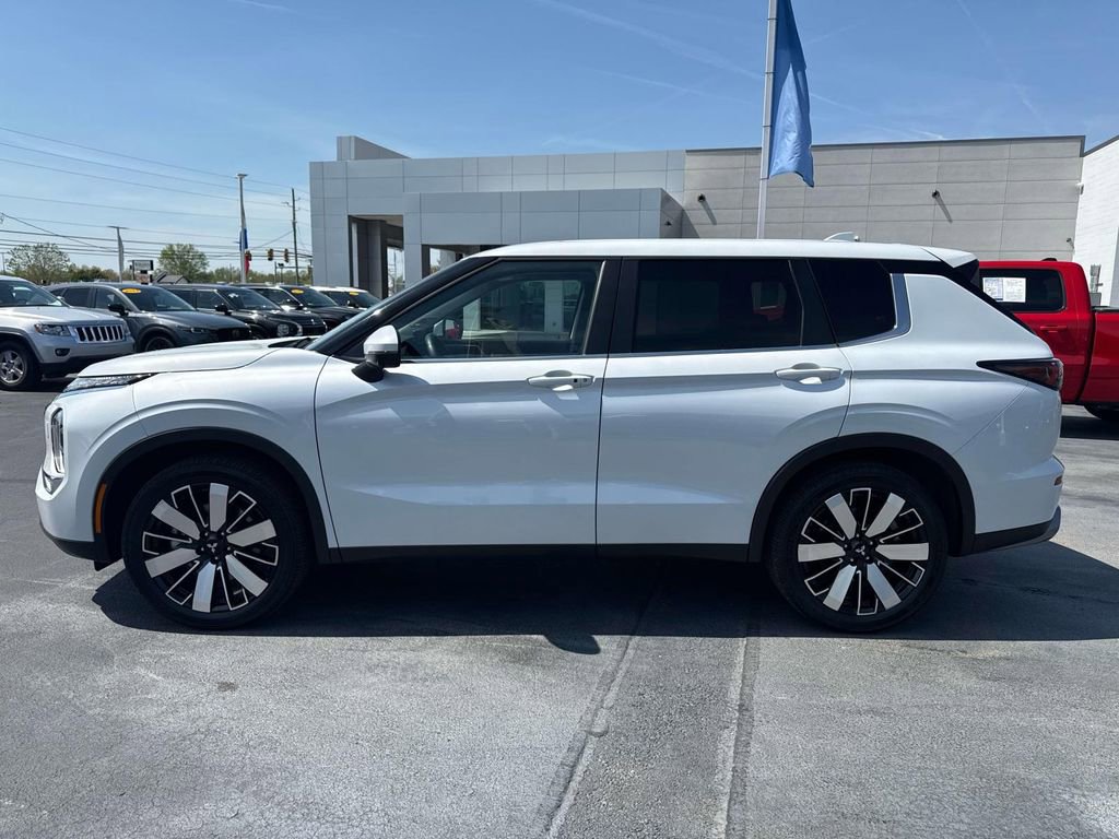 Used 2025 Mitsubishi Outlander SE image 4