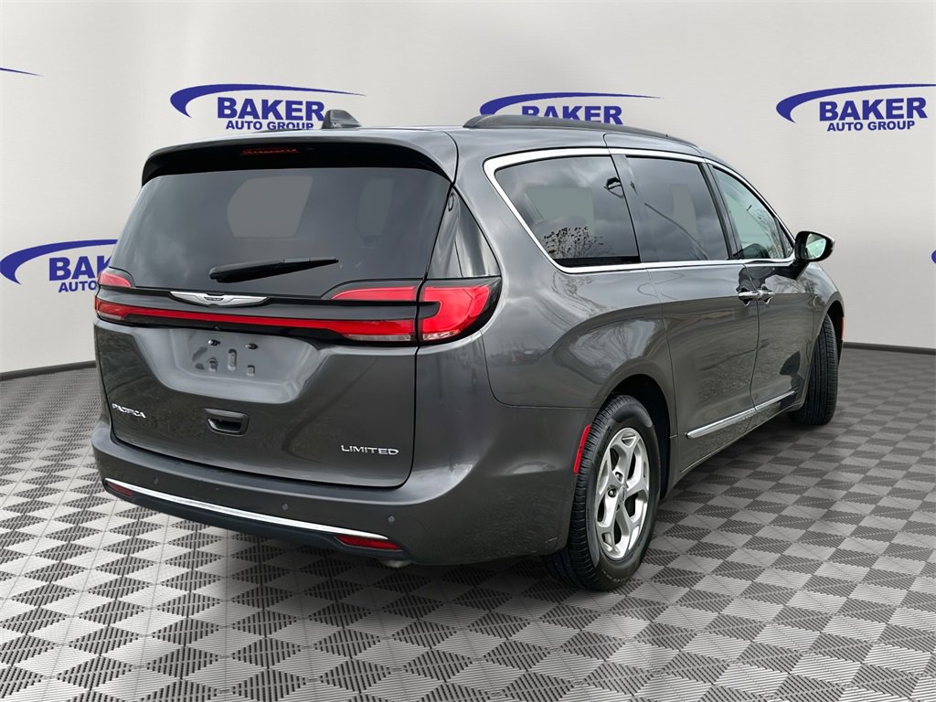 Used 2023 Chrysler Pacifica Limited image 2