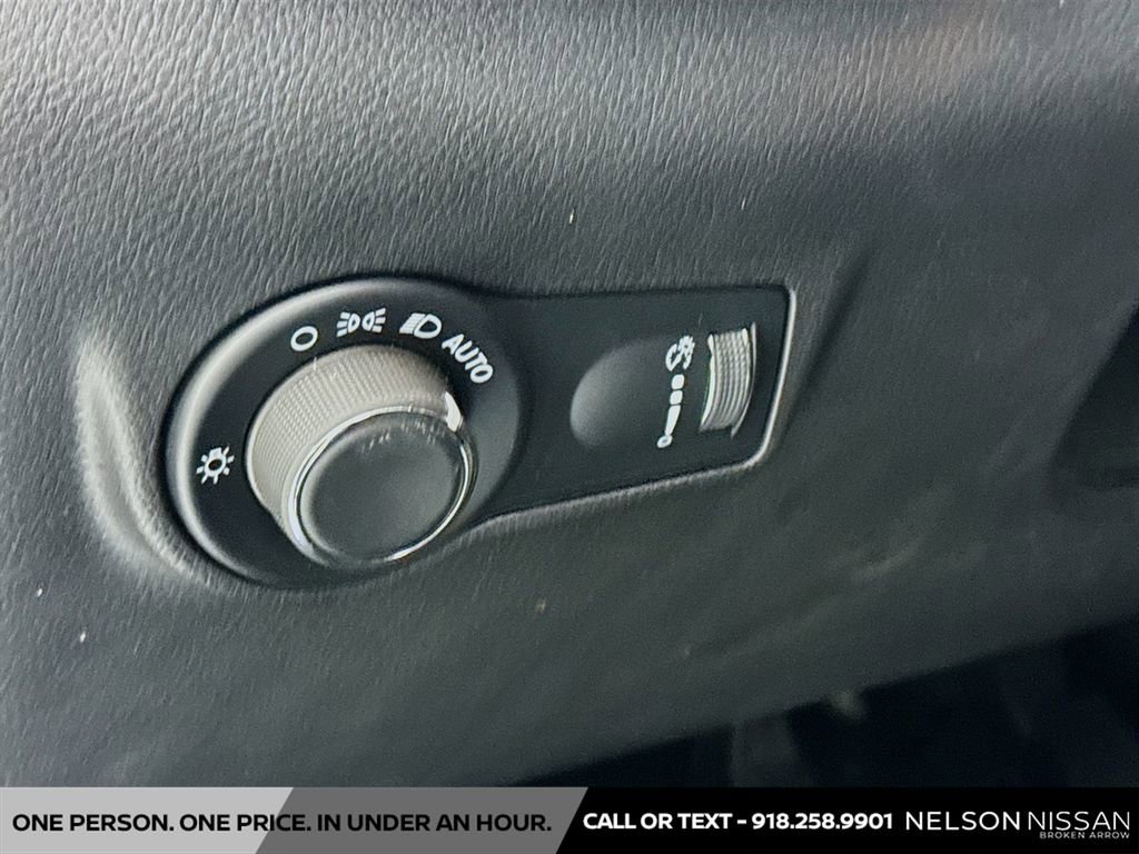 Used 2025 Jeep Compass Sport w/ Mopar Graphics Package image 10