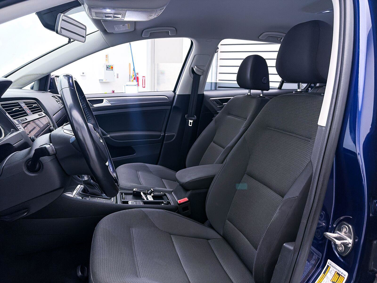 Used 2019 Volkswagen e-Golf SE w/ Driver Assistance Package FWD image 18